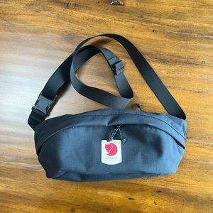 FJALLRAVEN cross body belt bag - black